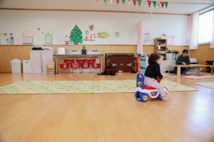 園内で楽しそうに遊ぶ園児