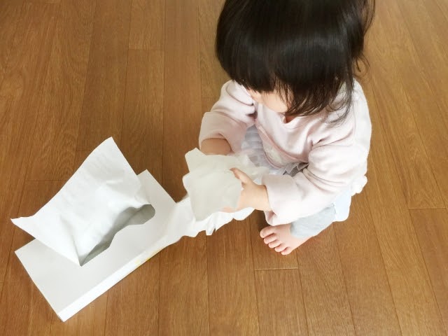 ティッシュを取る女の子