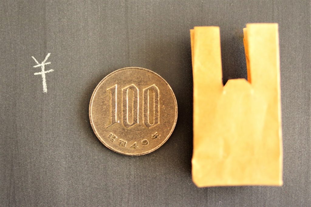 100円とビニール袋