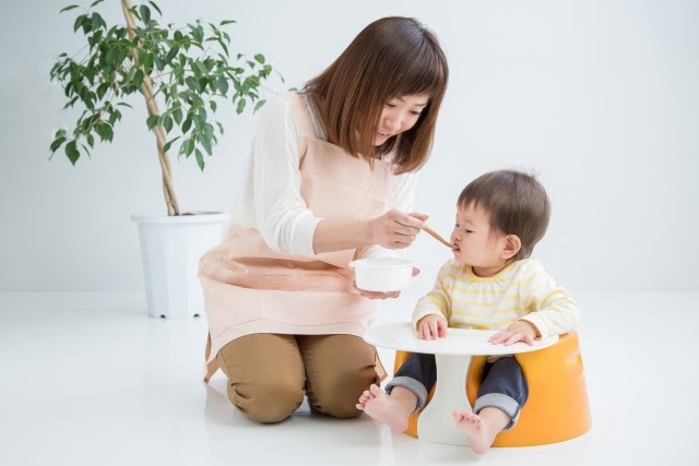 ご飯を食べさせる保育士