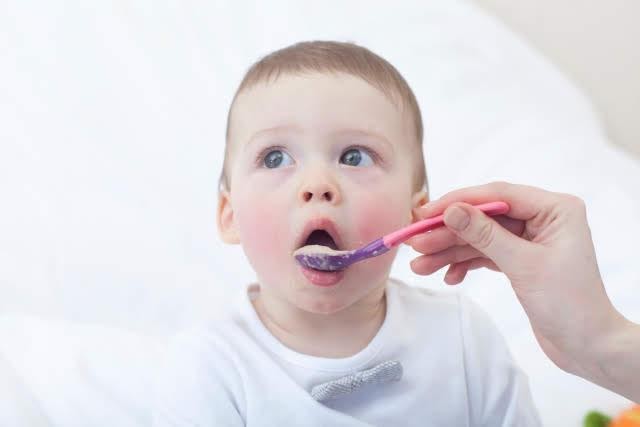 ご飯を食べさせてもらう赤ちゃん