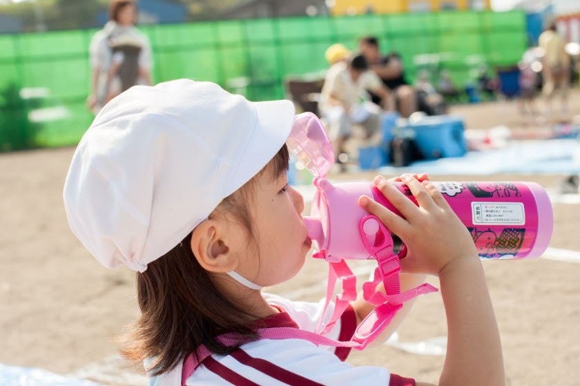 幼稚園や保育園で水筒が必要な理由