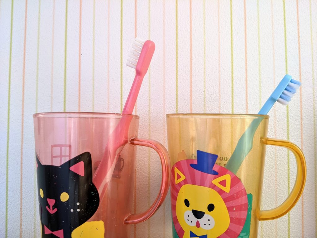 歯ブラシとコップ