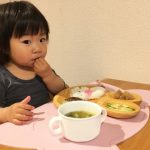 子どもがご飯を食べるシーン