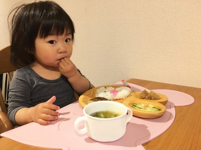 子どもがご飯を食べるシーン