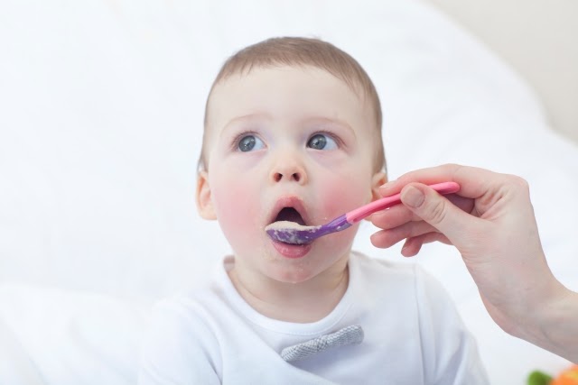 赤ちゃんにご飯を食べさせる