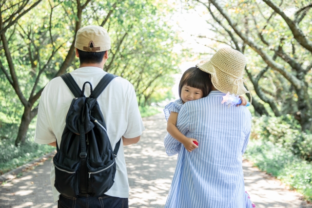 散歩をする家族