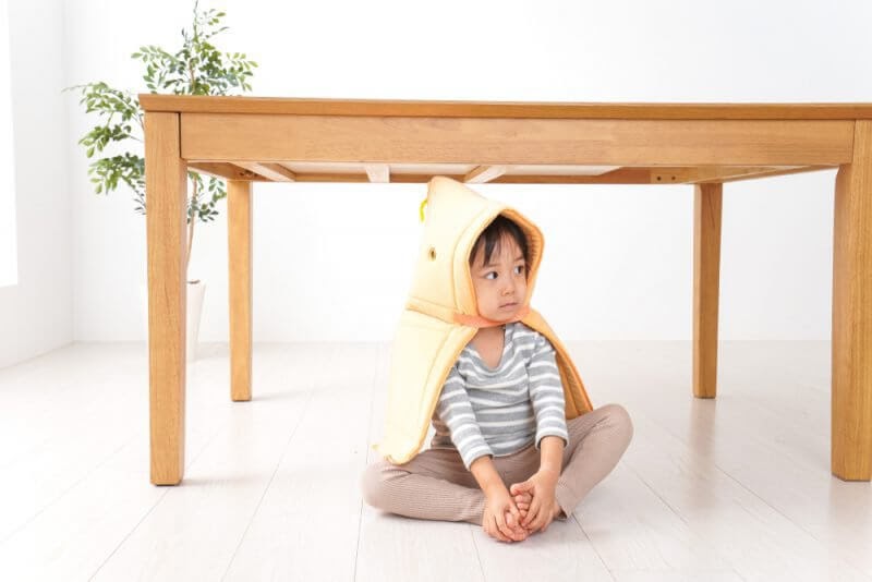 防災頭巾をかぶった少年