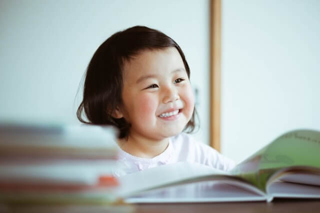 絵本を読む子供