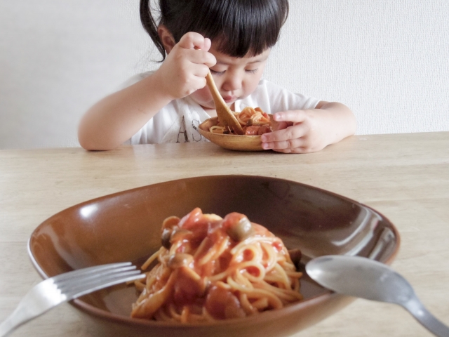 パスタを食べる女の子