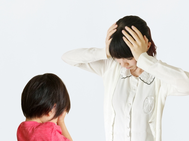 に て を しまう 子供 手 挙げ