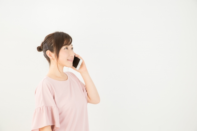 電話する女性