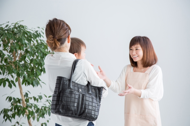 託児所に赤ちゃんをあずける
