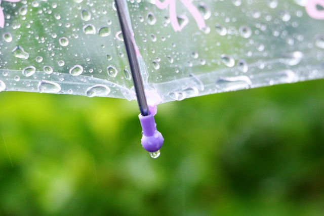 水滴のついた傘の先