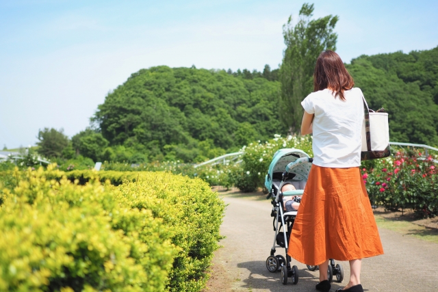 ベビーカーで散歩をする女性