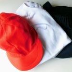 小学校の体操着と赤白帽