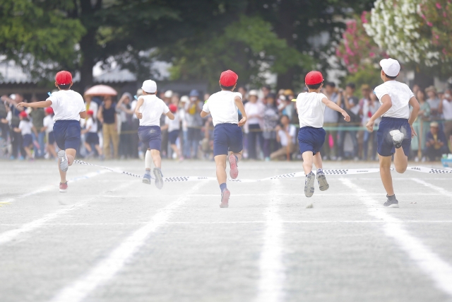 運動会で走る赤白帽の小学生