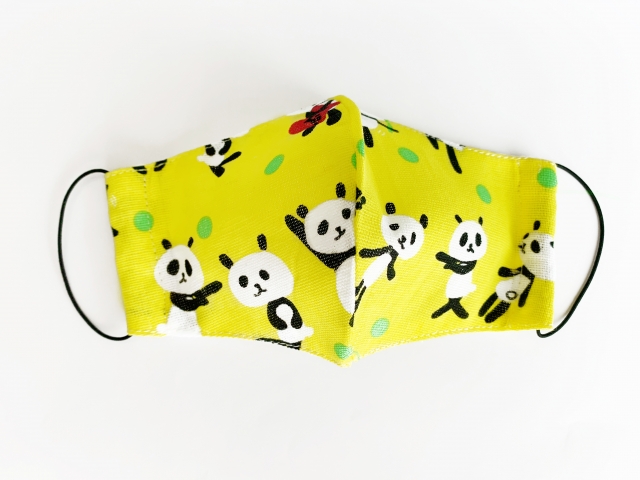 パンダの絵柄の黄色い布マスク