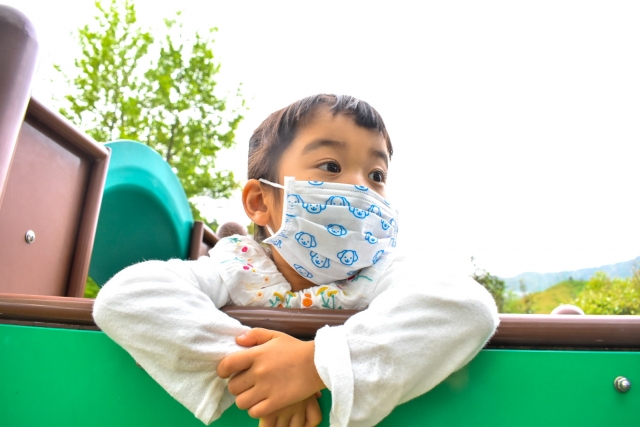 マスクをつけて公園で遊ぶ子ども