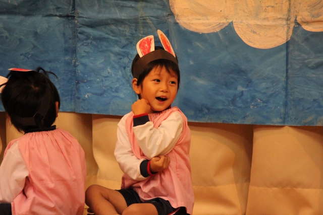 学芸会でうさぎの耳をつけた子ども