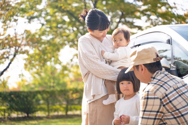 車でおでかけする家族