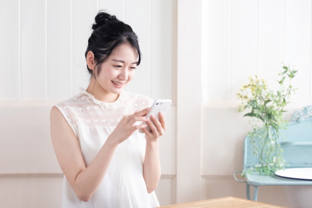 楽しそうにスマホを操作する女性