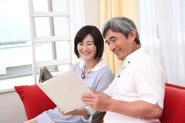 アルバムを見る老夫婦
